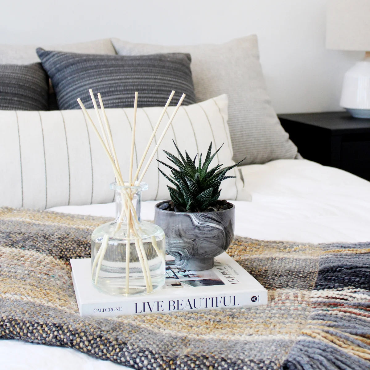SAND + FOG - Diffuseur de Roseaux Parfumés de 750 ml -scented-reed-diffuser-costco-1814664-palo-santo-blanc-white-2