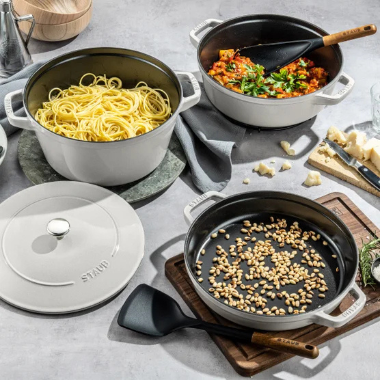 STAUB - Ensemble de Cocottes en Fonte Empilable, 4 Pièces *Boite Ouverte*-stackable-cast-iron-dutch-oven-set-piece-costco-1777875-modele-model-1010892-Truffe-blanche-White-truffle